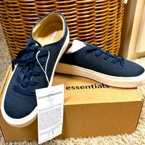 NWT Amazon Essentials Lace Up Sneakers size 8.5